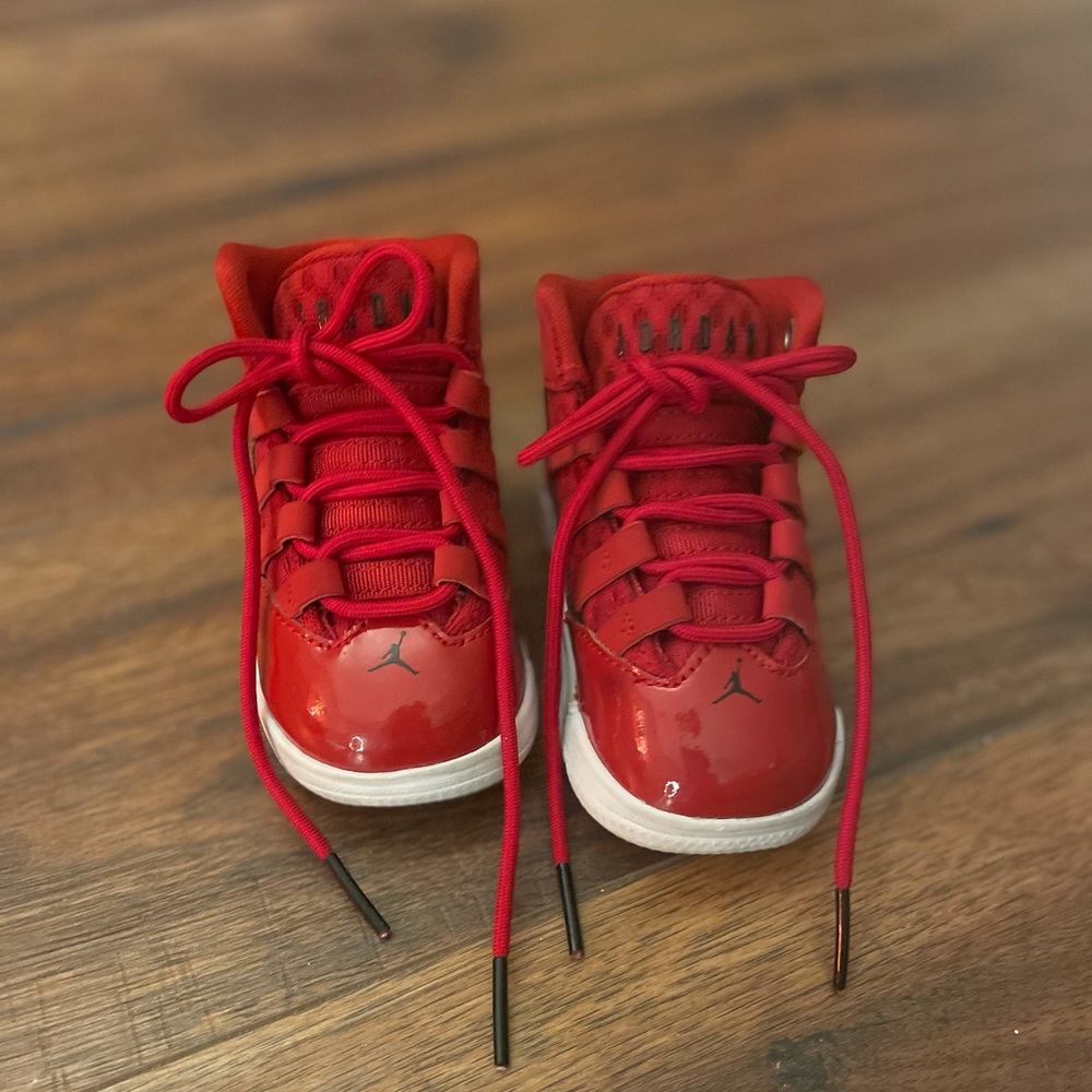 Jordan Max Aura. Red. 5c.